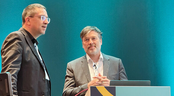 Beim SAP Kongress 2025 stellen Jens Kramer und Jörn-Michael Westphal den Fortschritt des gemeinsamen KI-Projekts zur Verarbeitung von Mieteranfragen vor.